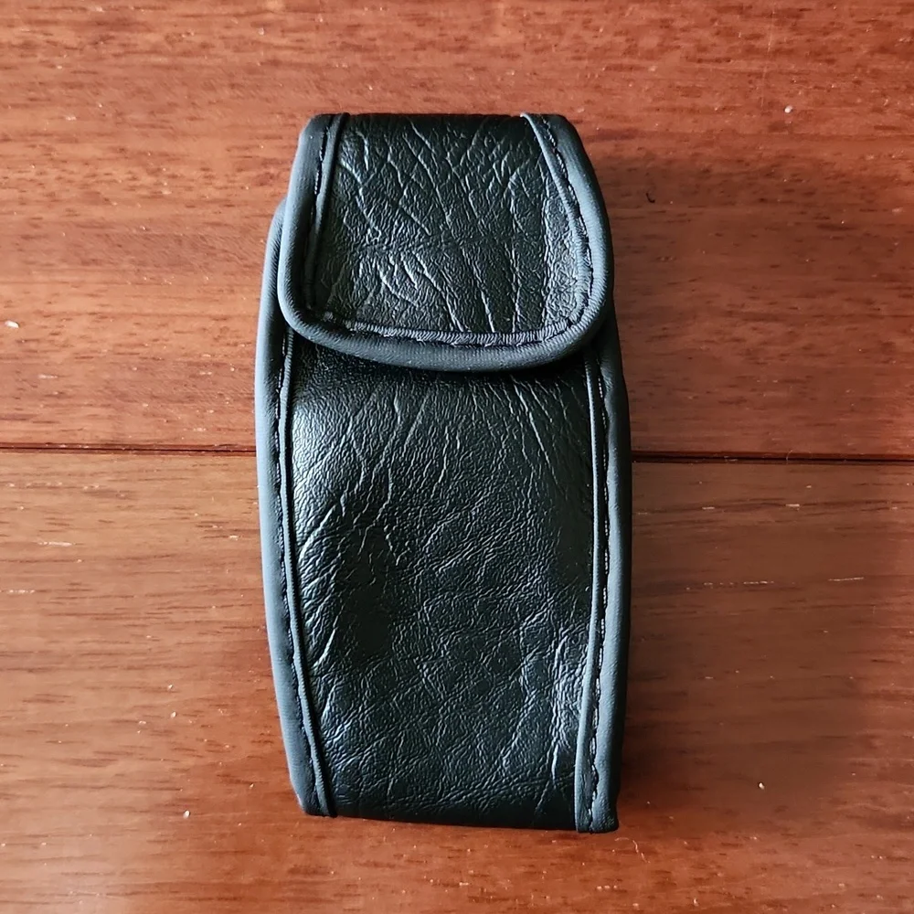 🔴NWOT Vintage Technocel Black clip-on leather cell phone holder. One size.